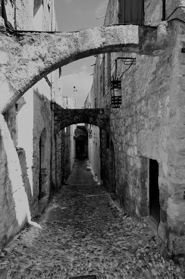 Architecture photography example: Concrete curves that argue with gravity.